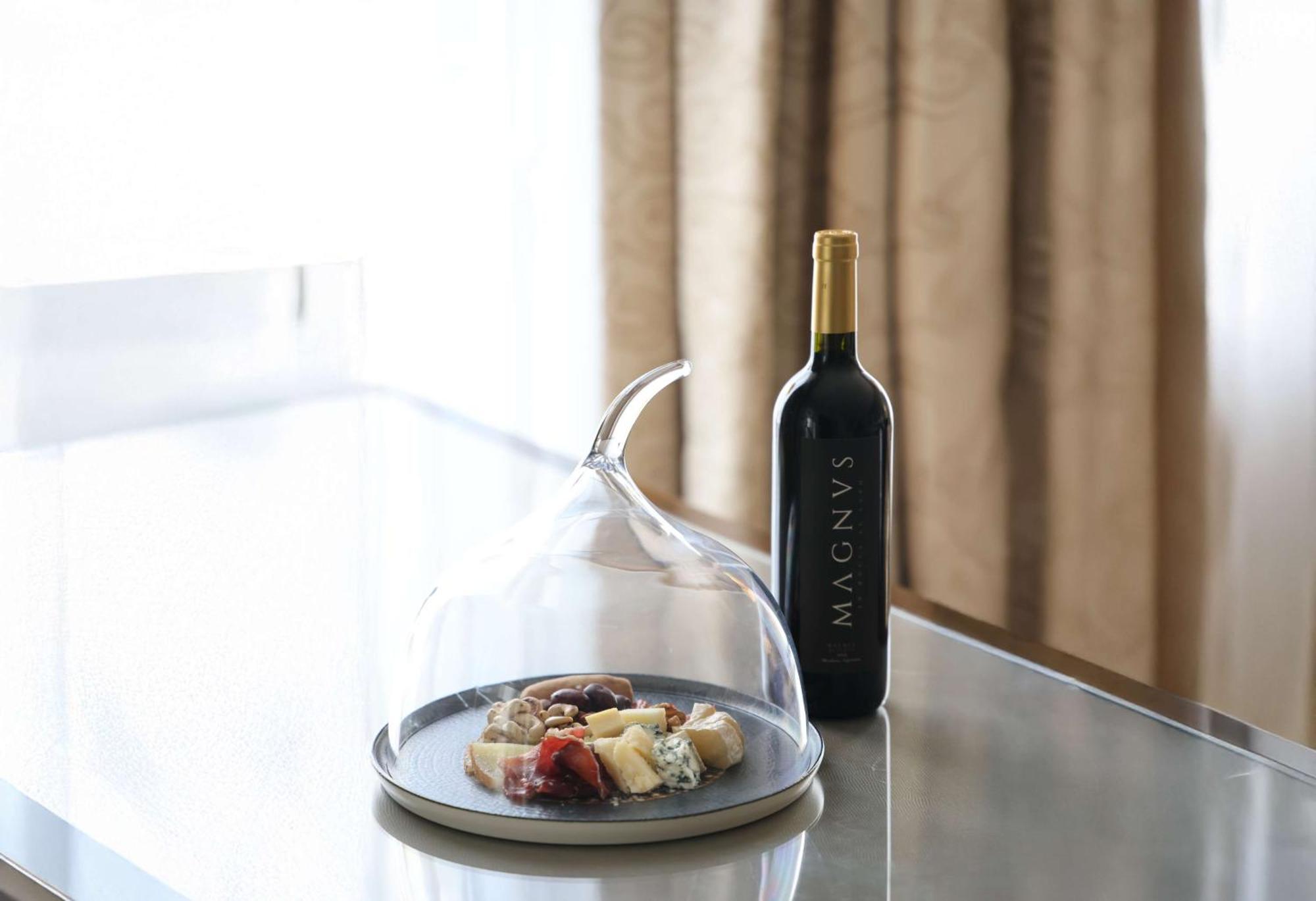 Bristol Panama, A Registry Collection Hotel Exterior photo A wine decanter